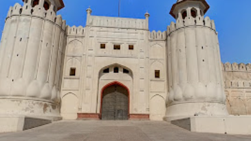 Sunset view of Lahore Fort, showcasing Mughal architecture.