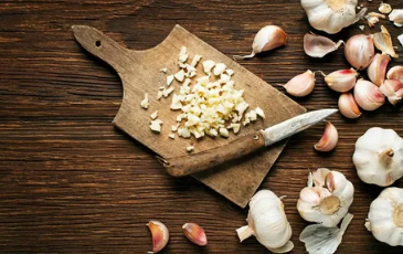 Garlic’s antimicrobial properties help boost the immune system and fight infections naturally.